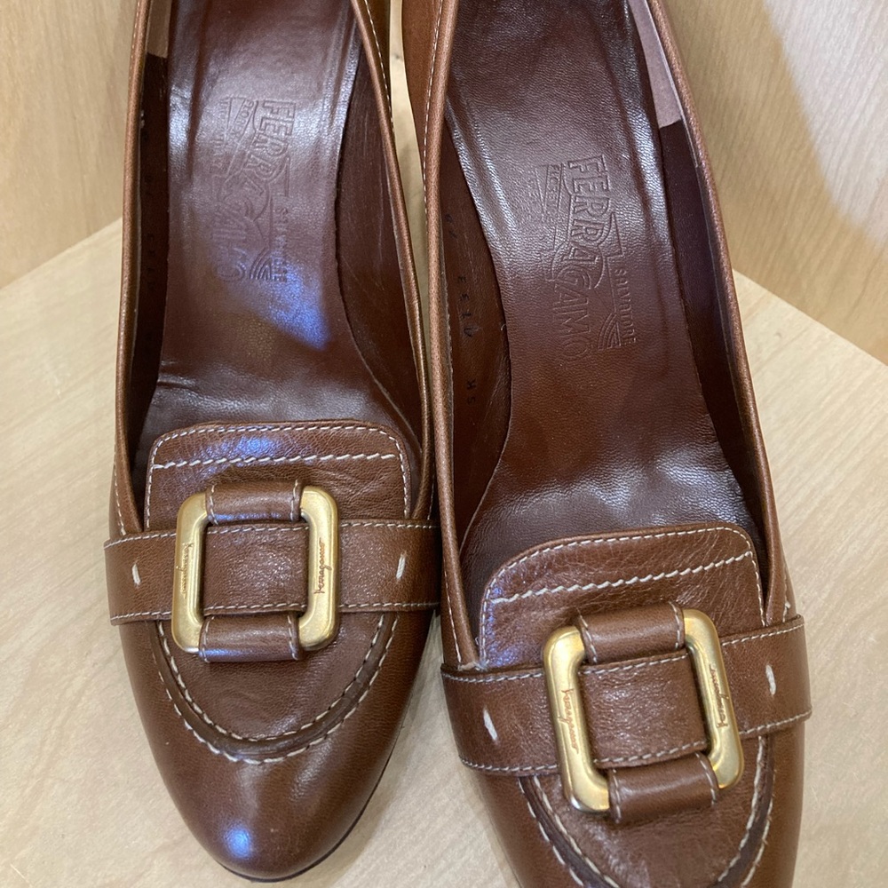Salvatore Ferragamo Ruil buckle pump Sz 8.5 brown LIKE NEW WITH BOX